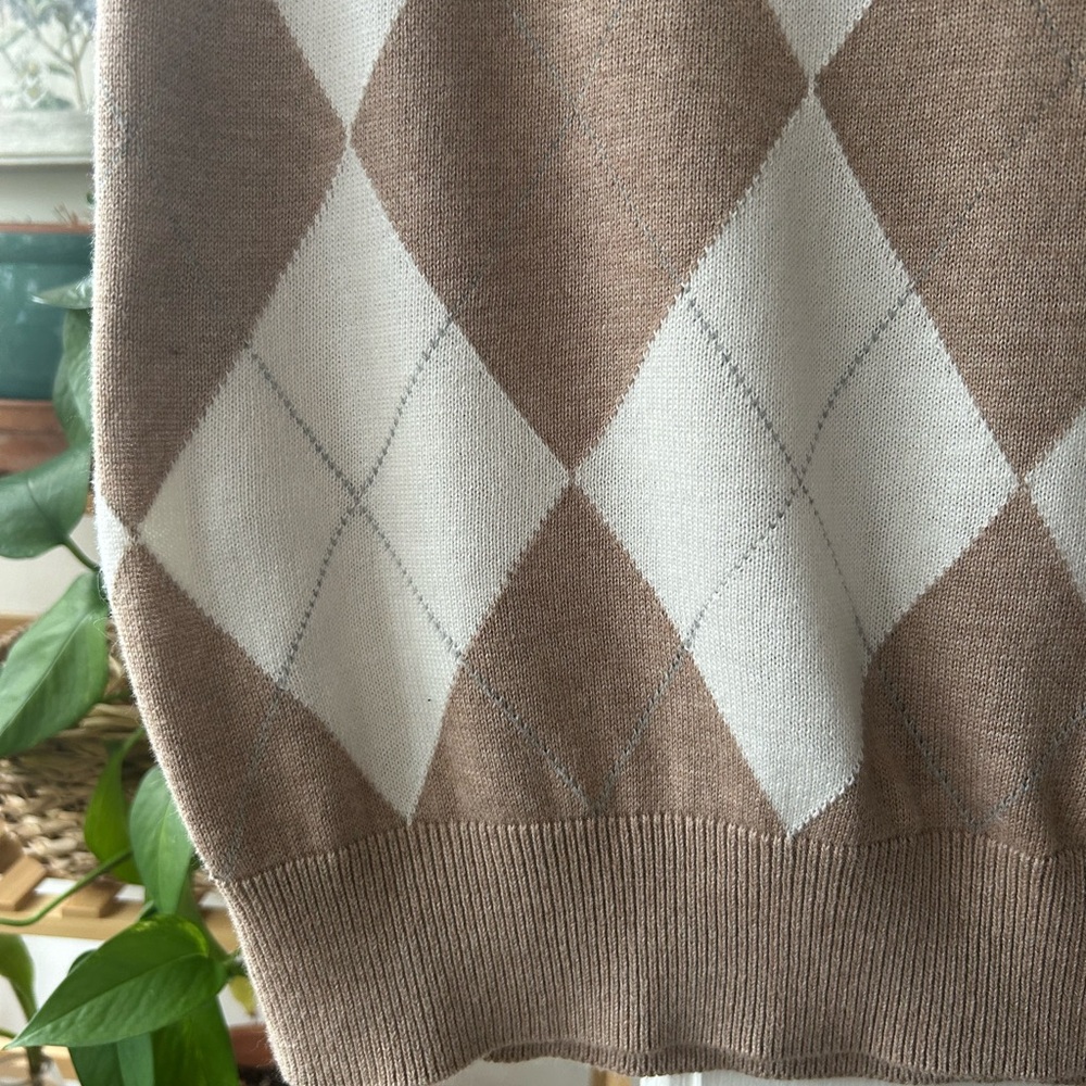 Tan and White Argyle Sweater Vest Men’s and Women’s Tommy Hilfiger - Picture 5 of 9